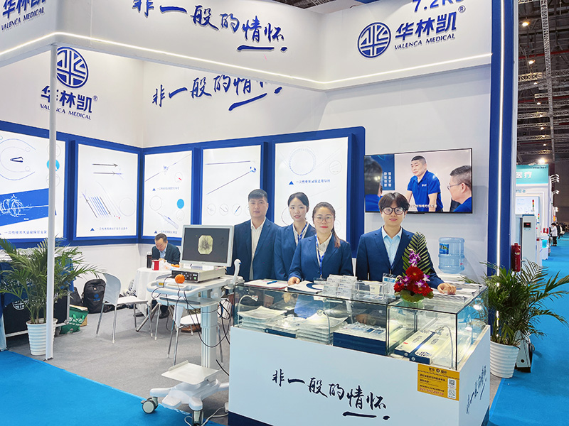 與電子內窺鏡設備合影